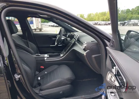 2024 Mercedes-Benz C 300 z USA, uszkodzony, nr VIN W1KAF4HB3RR212857